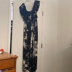 Long off the shoulder dress with pockets. Tiedye print.